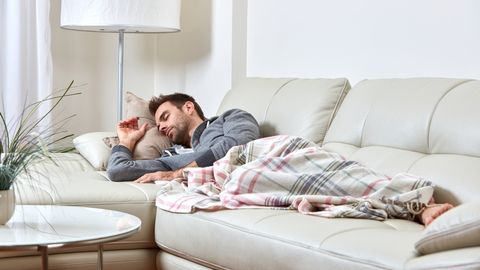 Муж отказывается делить постель с женой-врачем: пока она не изменит свое поведение, я буду спать на диване