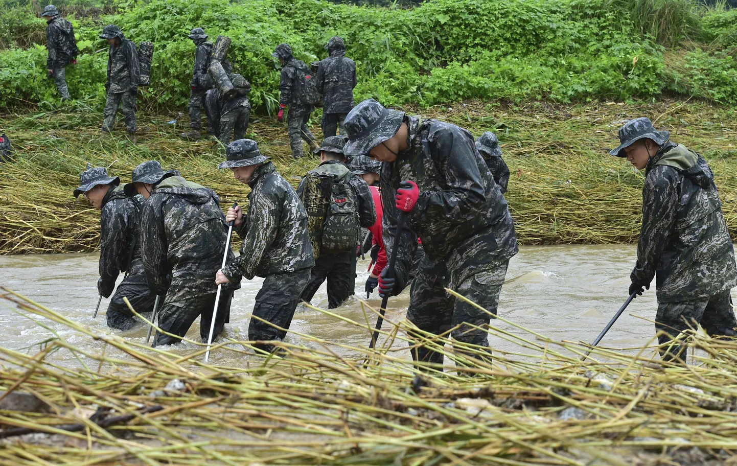 Lõuna-Korea mereväelased kannatanuid otsimas