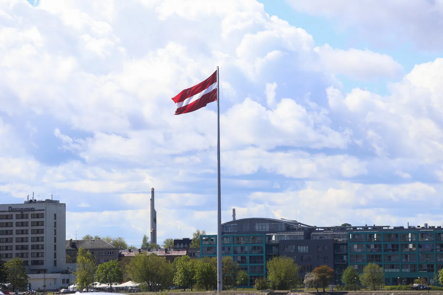 Latvijas karogs uz AB dambja.