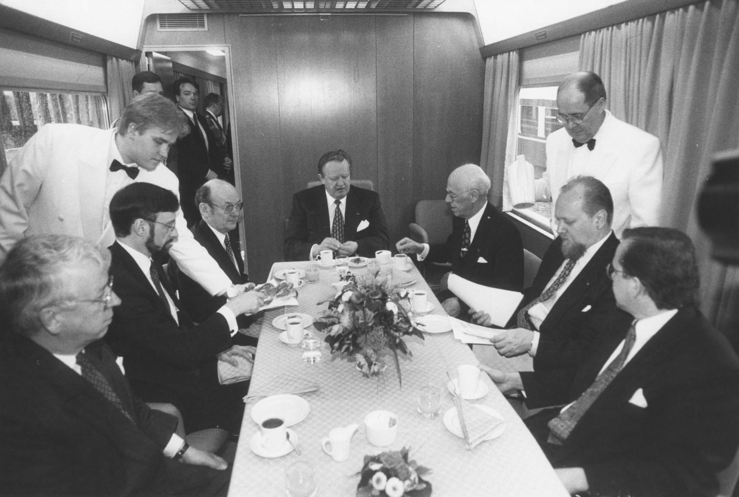 1995. aastal pidasid Soome ja Eesti poliitikud läbirääkimisi Helsinki-Turku rongis. Vasakult: Jaak Jõerüüt, Jaakko Kaurinkoski, Martti Ahtisaari, Lennart Meri ja Riivo Sinijärv.