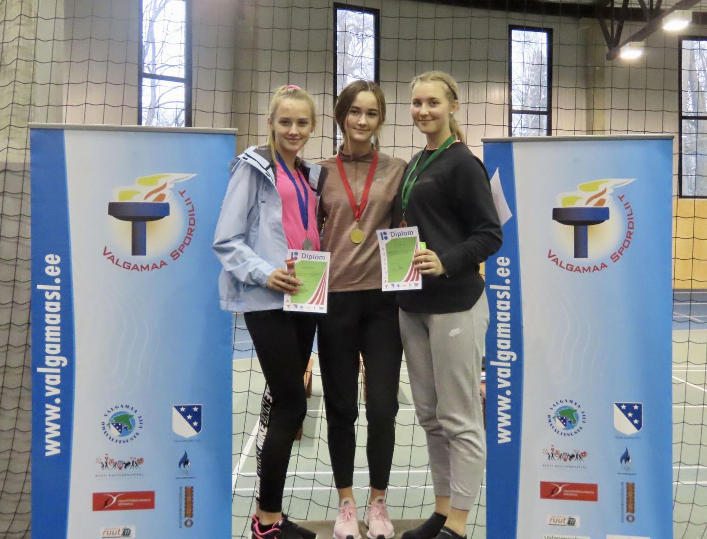 Kolm kuldmedalit võitnud Anastassia Loskutova (keskel) on Valgat edukalt esindanud ka Eesti noorte meistrivõistlustel.