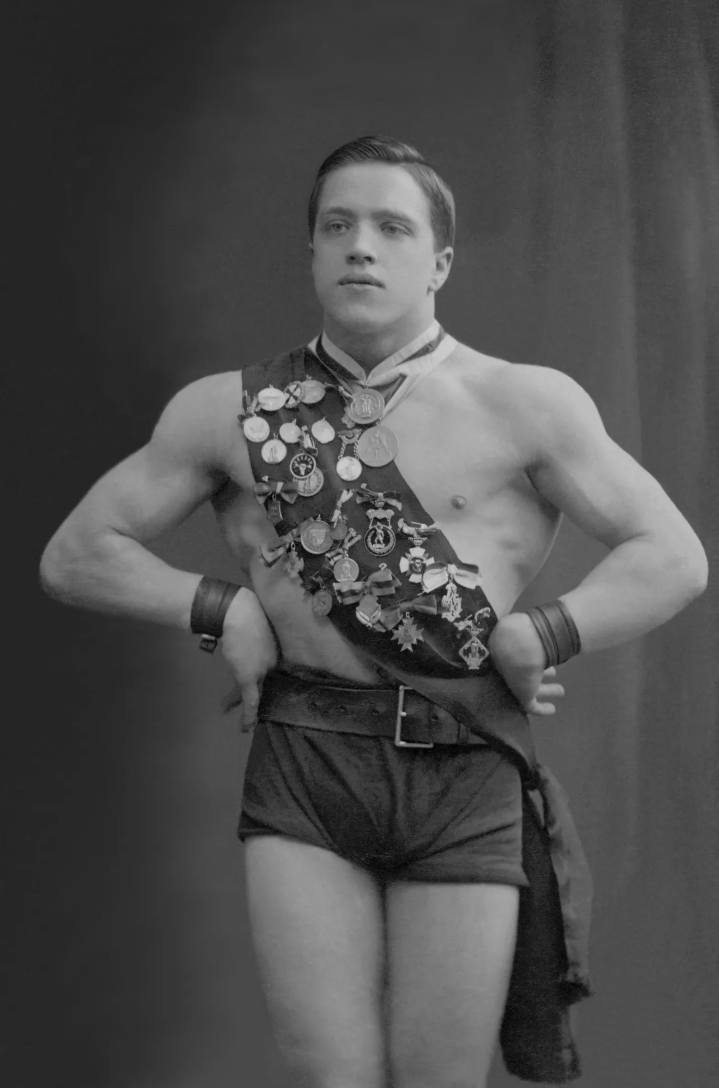 Alfred Neuland poseerimas oma tsaariaegsete aurahadega (1910. aastad).