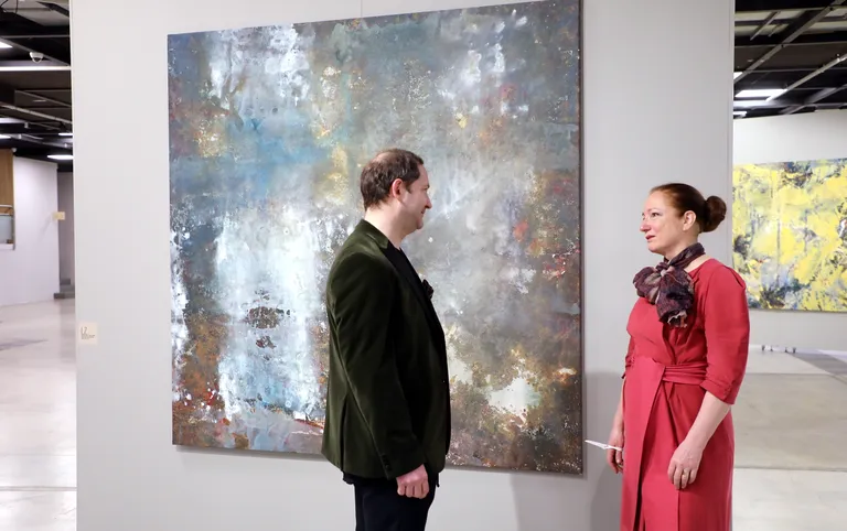 Mākslinieks, Rotko muzeja vadītājs Māris Čačka un kuratore Inga Šteimane Māra Čačkas izstādes "Neirotaciņas" atklāšanā izstāžu zālē "Rīgas mākslas telpa". 2022. gada februāris. 