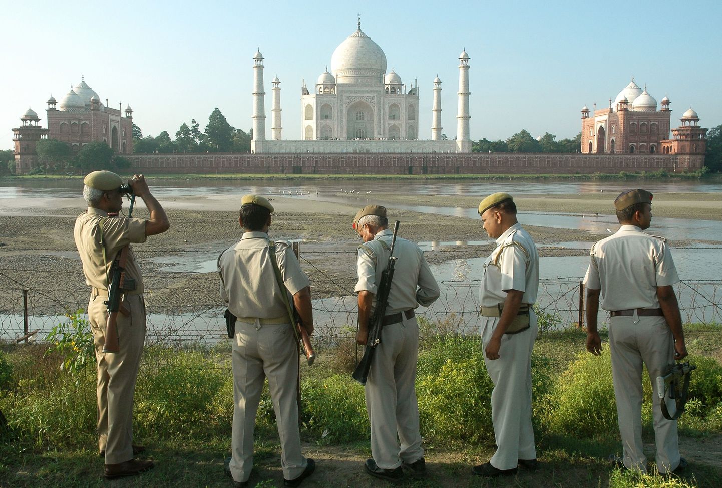 India politseinikud patrullivad Yamuna jõe ääres. Taga paistab maailmakuulus Taj Mahal.