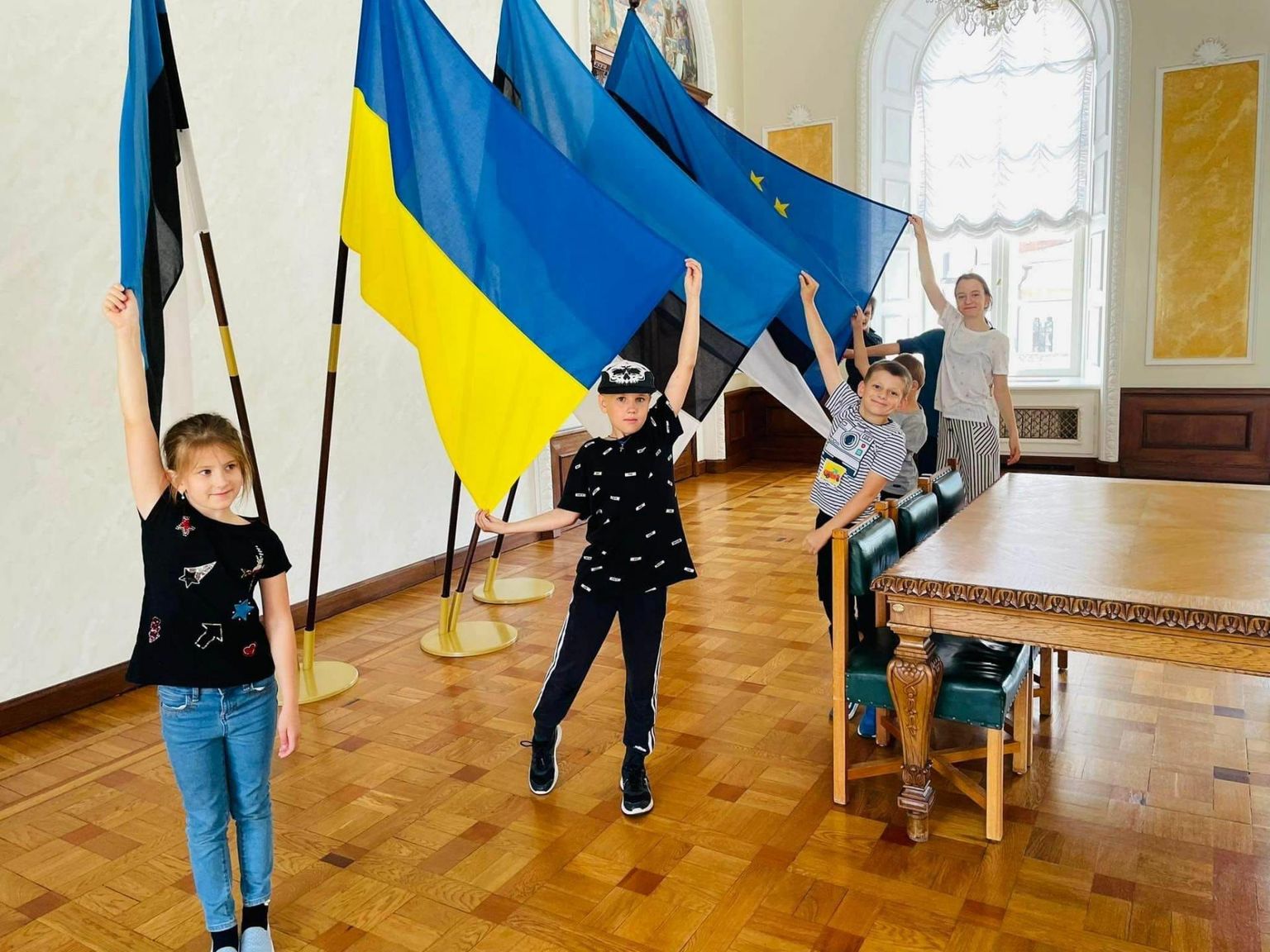Ukraina lapsed said laagri käigus külastada ka riigikogu, kus nad leidsid lisaks Eesti ja Euroopa Liidu lipule ka oma kodumaa lipu.