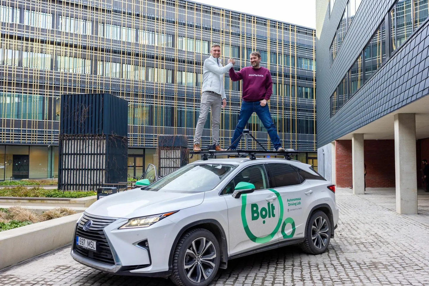 PRÄÄNIK

Tartu ülikooli arvutiteaduse instituut ja Viljandi ettevõte Clevon sõlmisid kolmeaastase koostöölepingu, tänu millele saab ülikool isejuhtivate sõidukite labori katseautot nüüd ka kaugjuhtida.
