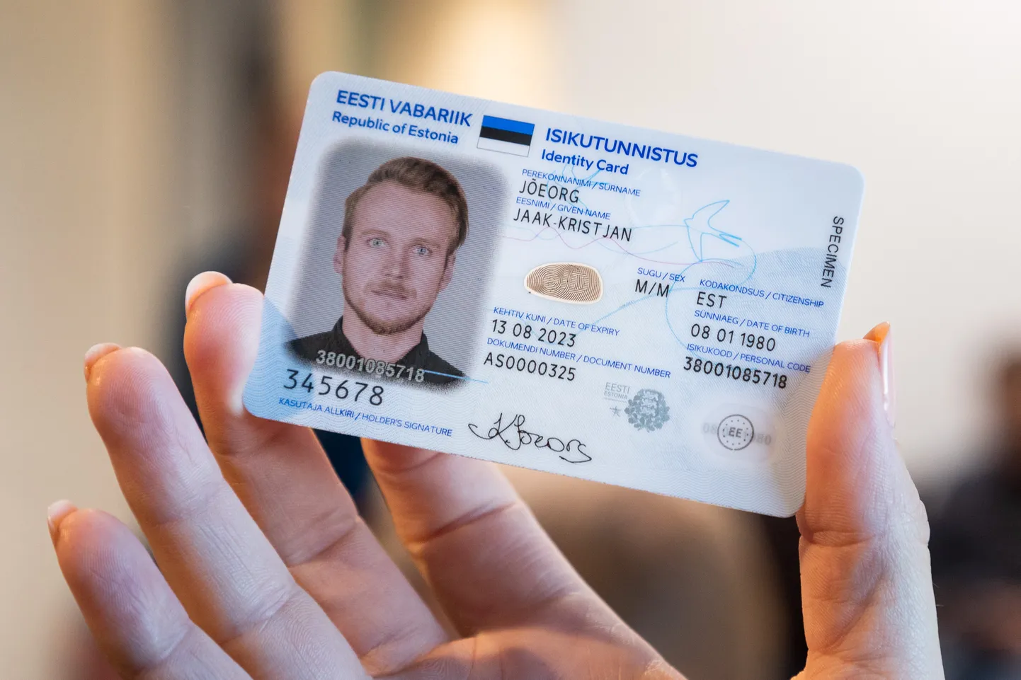 Tallinn, 27.09.2018
Uue ID-kaardi esitlus.
Politsei- ja piirivalveamet (PPA) tutvustas uut ja rohkemate turvaelementidega ning kontaktivaba liidesega ID-kaarti, mis jõuab kasutusse hiljemalt uuel aastal.

The Police and Border Guard Board (PPA) on Tuesday introduced the newest version of Estonia's ID card, featuring additional security elements and a contactless interface, which will begin to be rolled out no later than next year.
FOTO: MIHKEL MARIPUU/EESTI MEEDIA