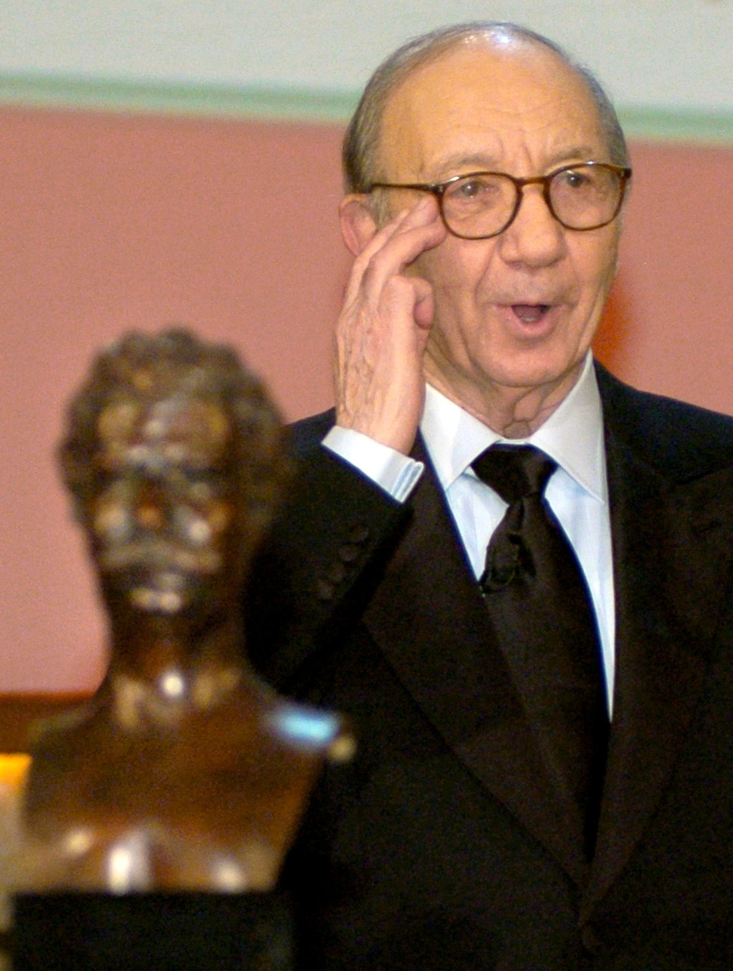 FILE PHOTO: Playwright Neil Simon is honored with the 2006 Mark Twain Prize at the end of a program showcasing his work at the Kennedy Center in Washington, October 15, 2006.  REUTERS/Mike Theiler/File Photo