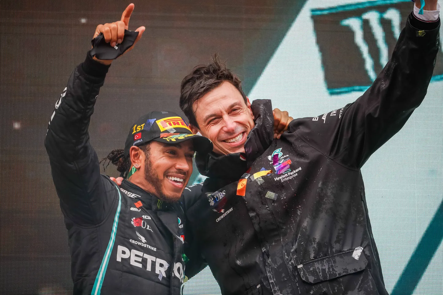 Lewis Hamilton (vasakul) ja Mercedese tiimipealik Toto Wolff.