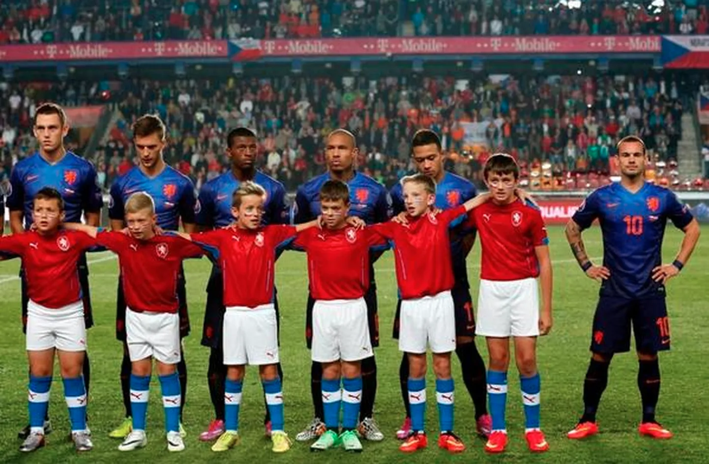 Wesley Sneijder (paremal) pidi pildile jäämiseks astuma teistest sammukese eemale.