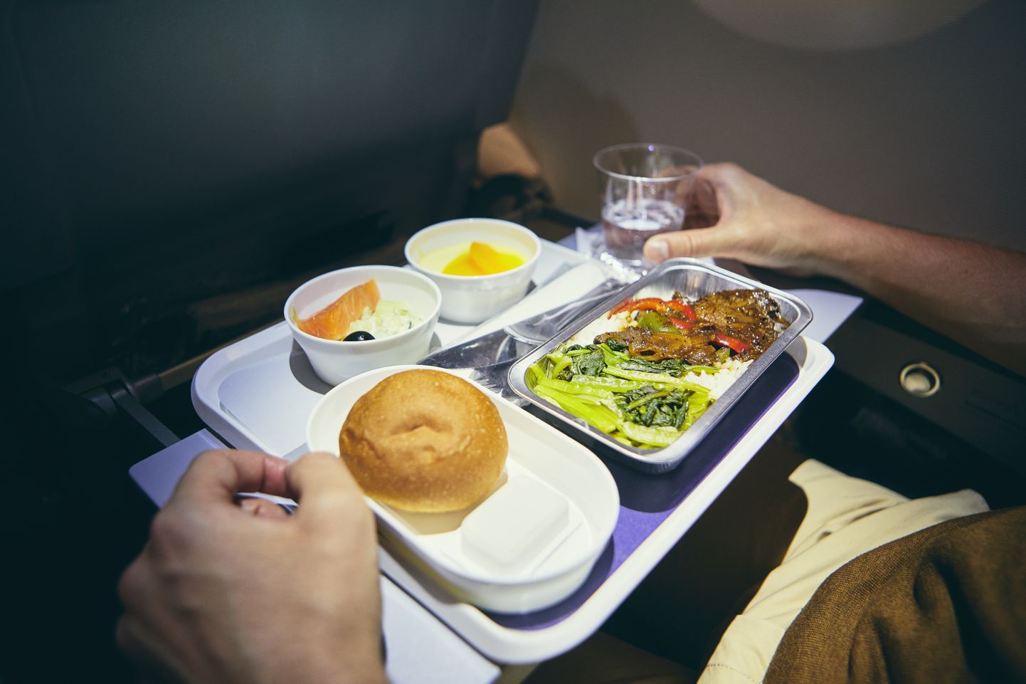 Еда в самолете. Иллюстративное фото