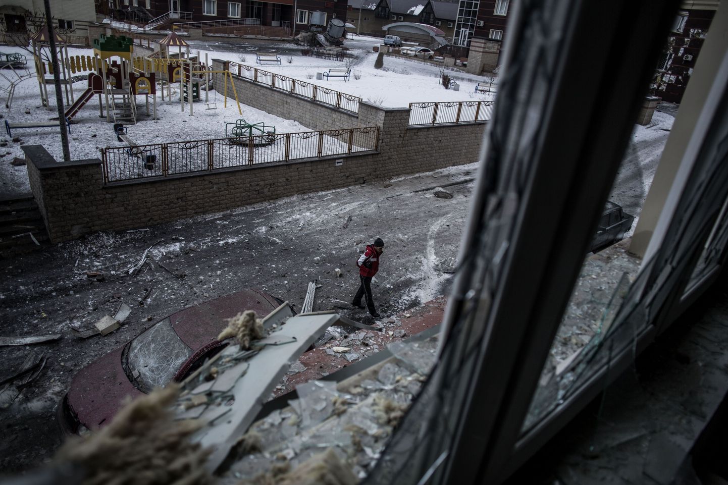 Kohalik mees jalutab Donetskis rusude vahel, mis tekkisid pärast Ukraina armee suurtükituld.