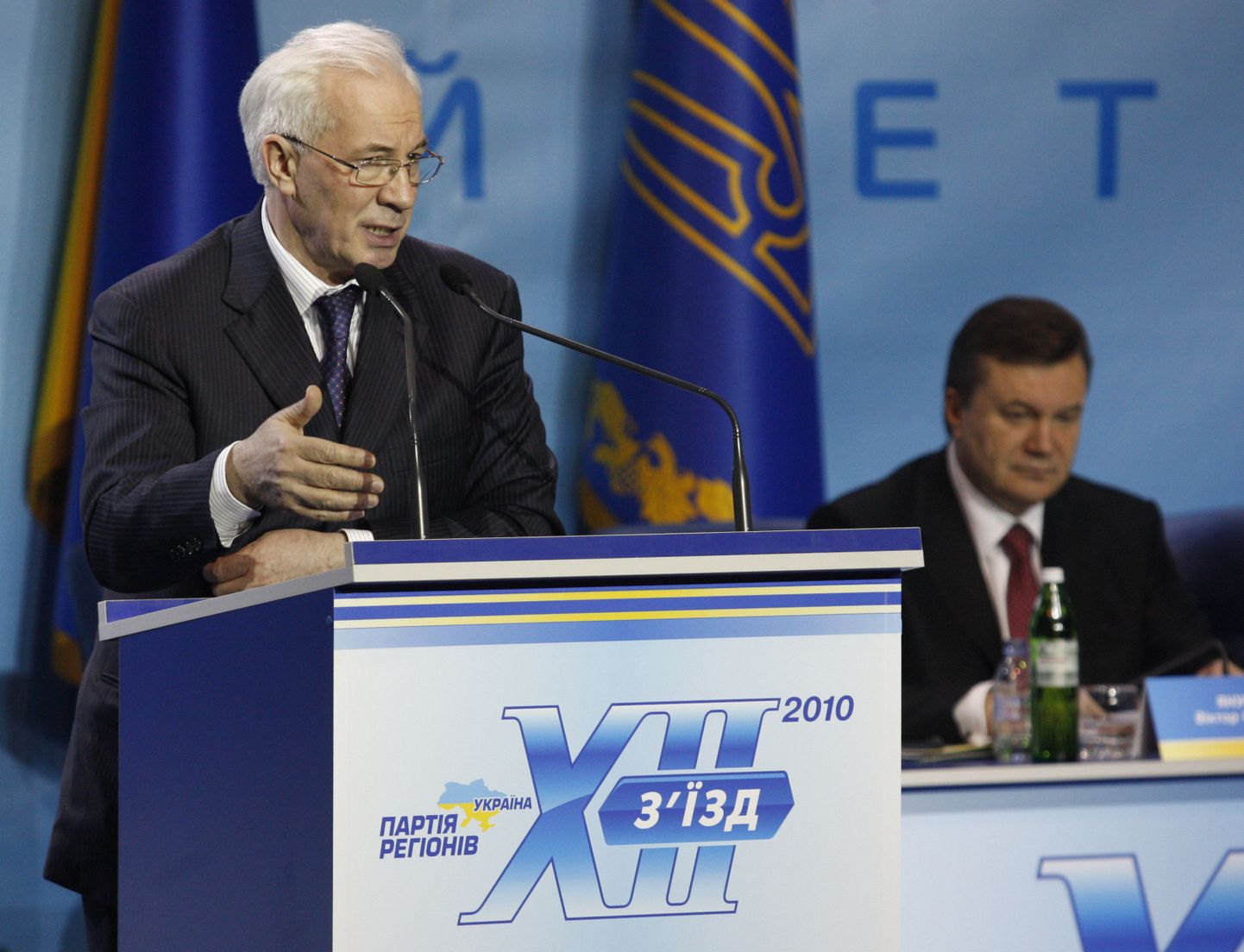 Regioonide Partei juht Mõkola Azarov (vasakul) ja riigipea Viktor Janukovitš.
