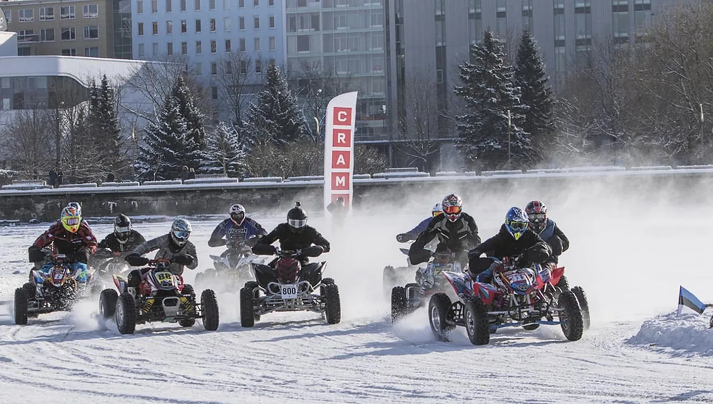 Euroopa meister Kevin Saar (nr 311) näitas quadracer’ite esimeses sõidus kodupublikule meistriklassi.