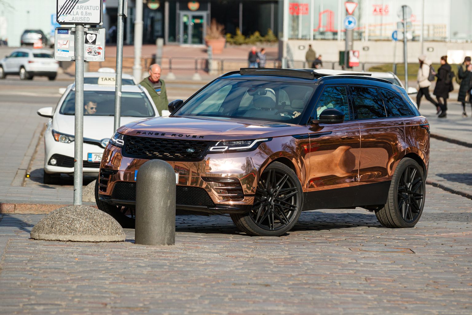 Roosa Range Rover Tallinna vanalinnas