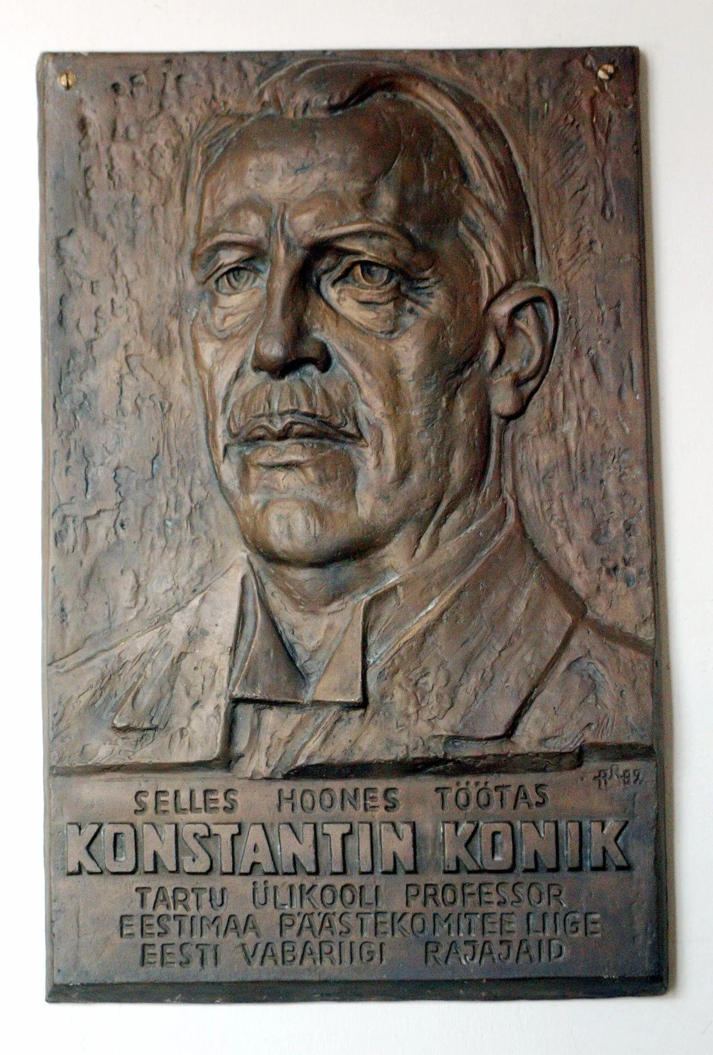 Konstantin Koniku bareljeef endise Maarjamõisa II haavakliiniku seinal Puusepa 6. Skulptor Aulin Rimmi modelleeritud ja Tartu arstide liidu tellitud teos sai paika septembris 1989, paigaldamise eestvedaja oli Heino Noor.