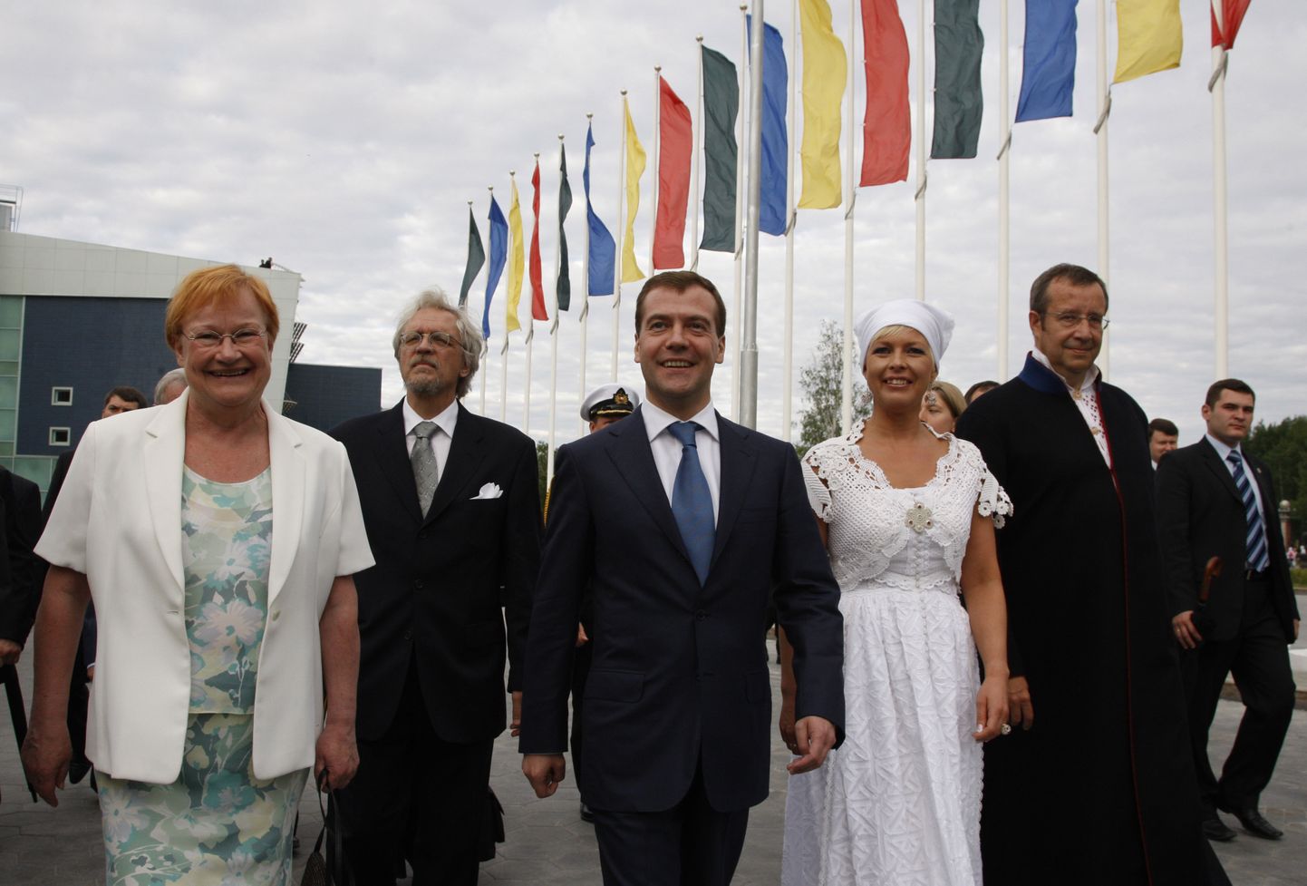 Endised Soome, Venemaa ja Eesti presidendid Tarja Halonen, Dmitri Medvedev ja Toomas Hendrik Ilves koos toona Eesti esileedi Evelin Ilvesega.
