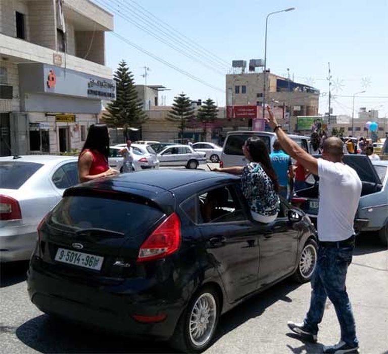 Jaunieši Beitsahūras ielās svin vidusskolas eksāmena nokārtošanu 