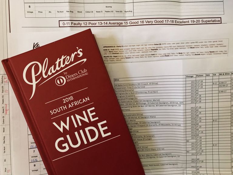 Hulk pabereid ja raamat, mis peaks veinide hindamise kergemaks muutma.