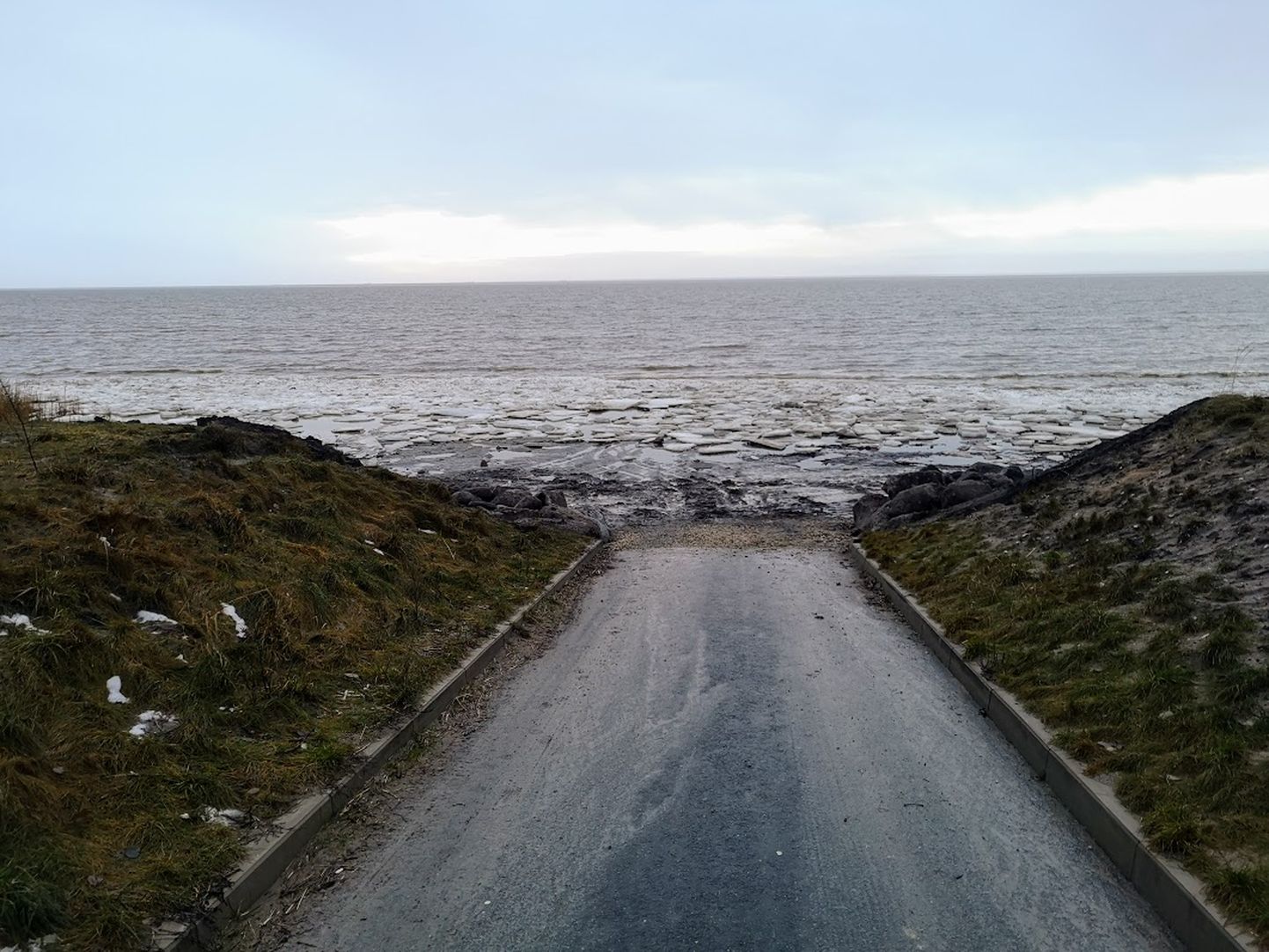 Tugev tuul on veel hiljuti kalastajaid kandnud Pärnu lahe jää purustanud