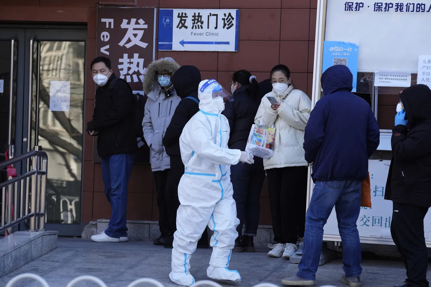 Kaitsemaskides inimeste järjekord Pekingi kliiniku juures. Foto on illustratiivne.