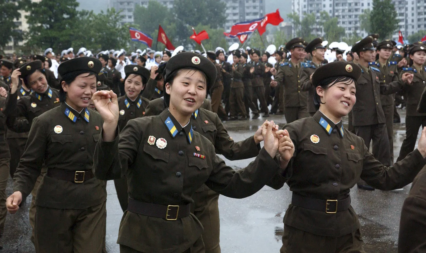 Северокорейцы радуются за Ким Чен Ына.