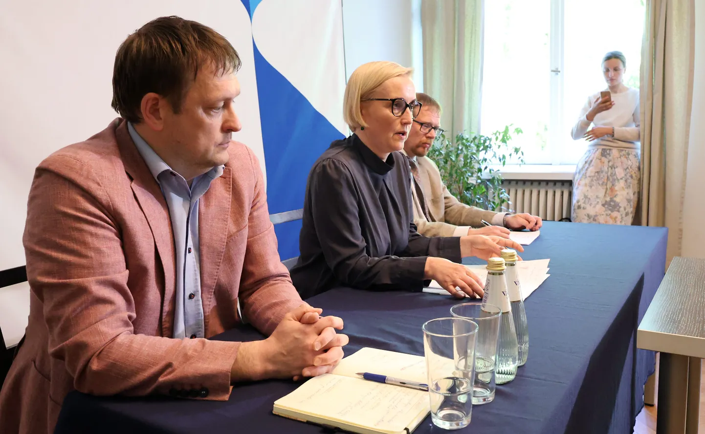 Haridusleppe läbirääkimiste neljanda kokkusaamise järgne pressikonverents 21. mail 2024. Pildil vasakult: Harku abivallavanem Robert Lippin, haridus- ja teadusminister Kristina Kallas ja Eesti Haridustöötajate Liidu esimees Reemo Voltri.