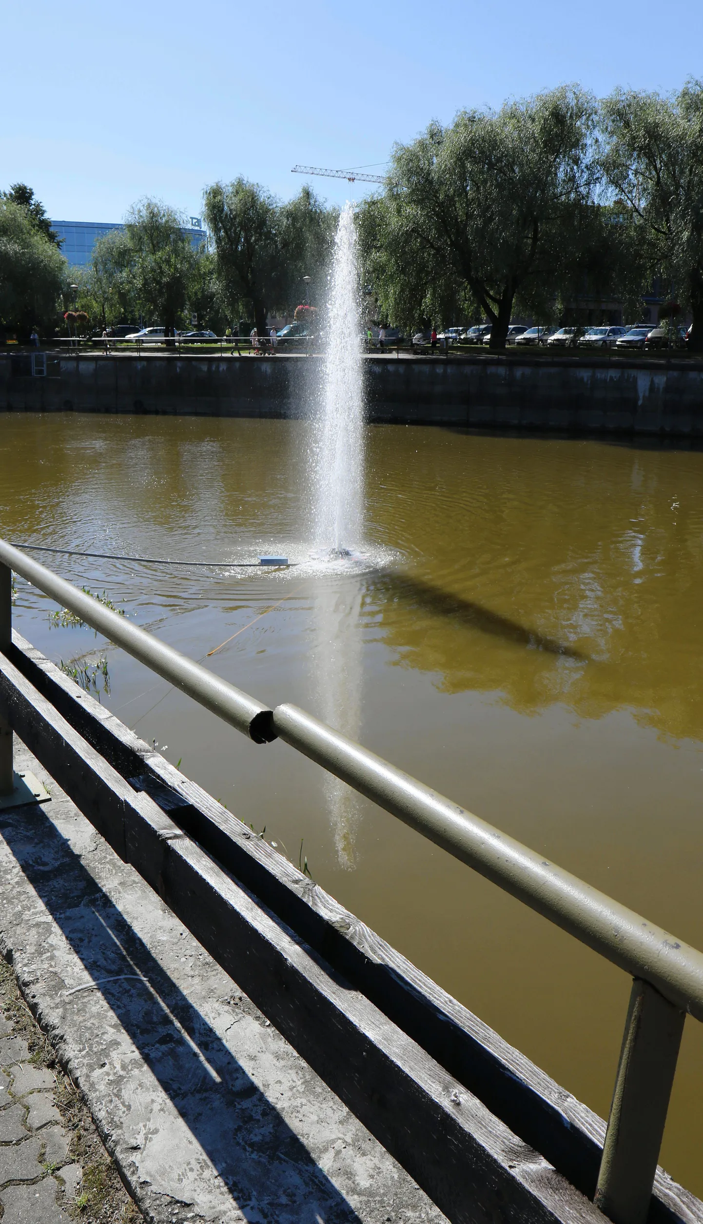 Emajõe päevinäinud kaldapiire Tartu kesklinnas püsib, selle uuendamise esimene katse luhtus.