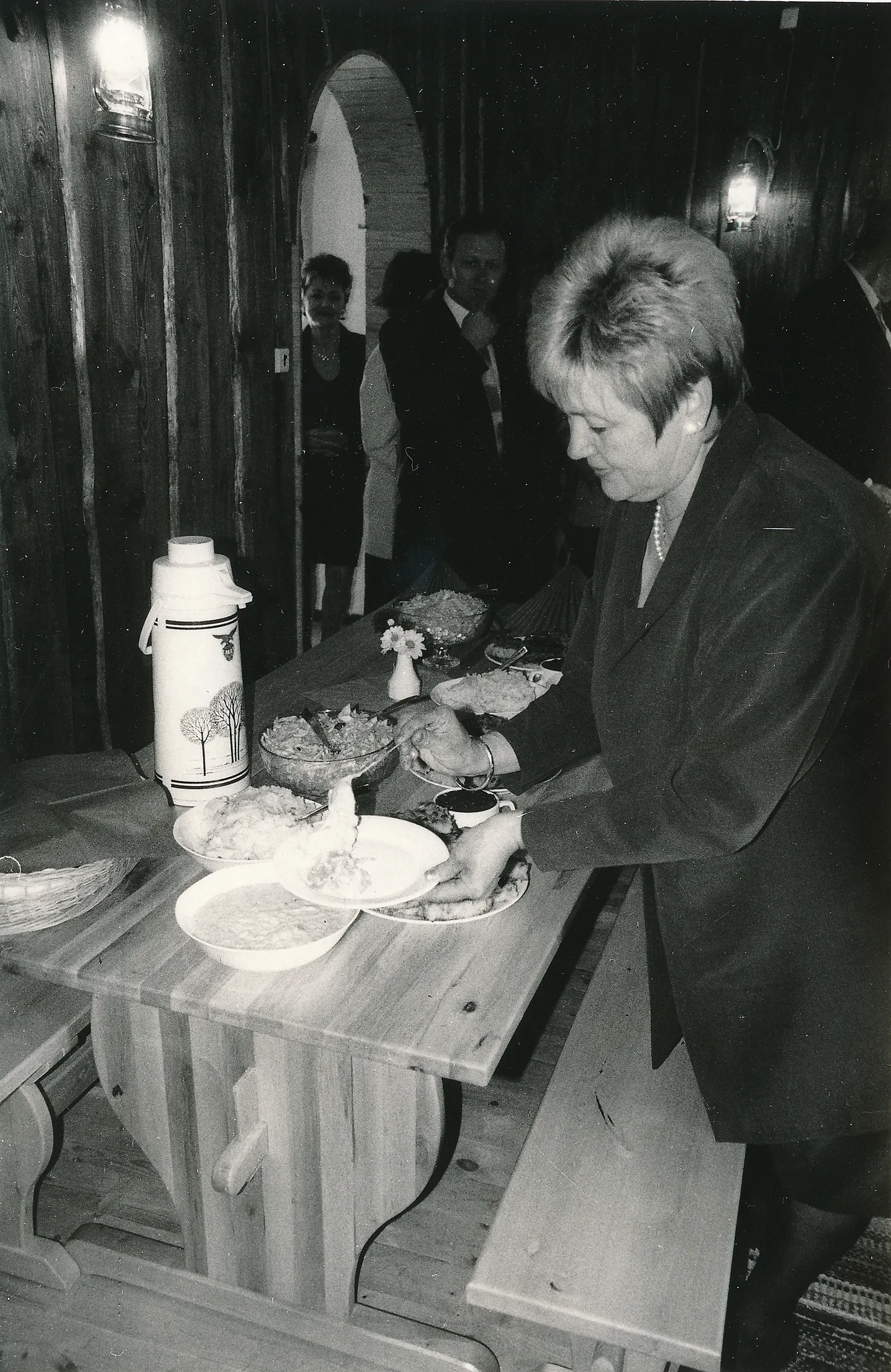 Juta Pae Lümanda söögimaja avamisel, 1997.