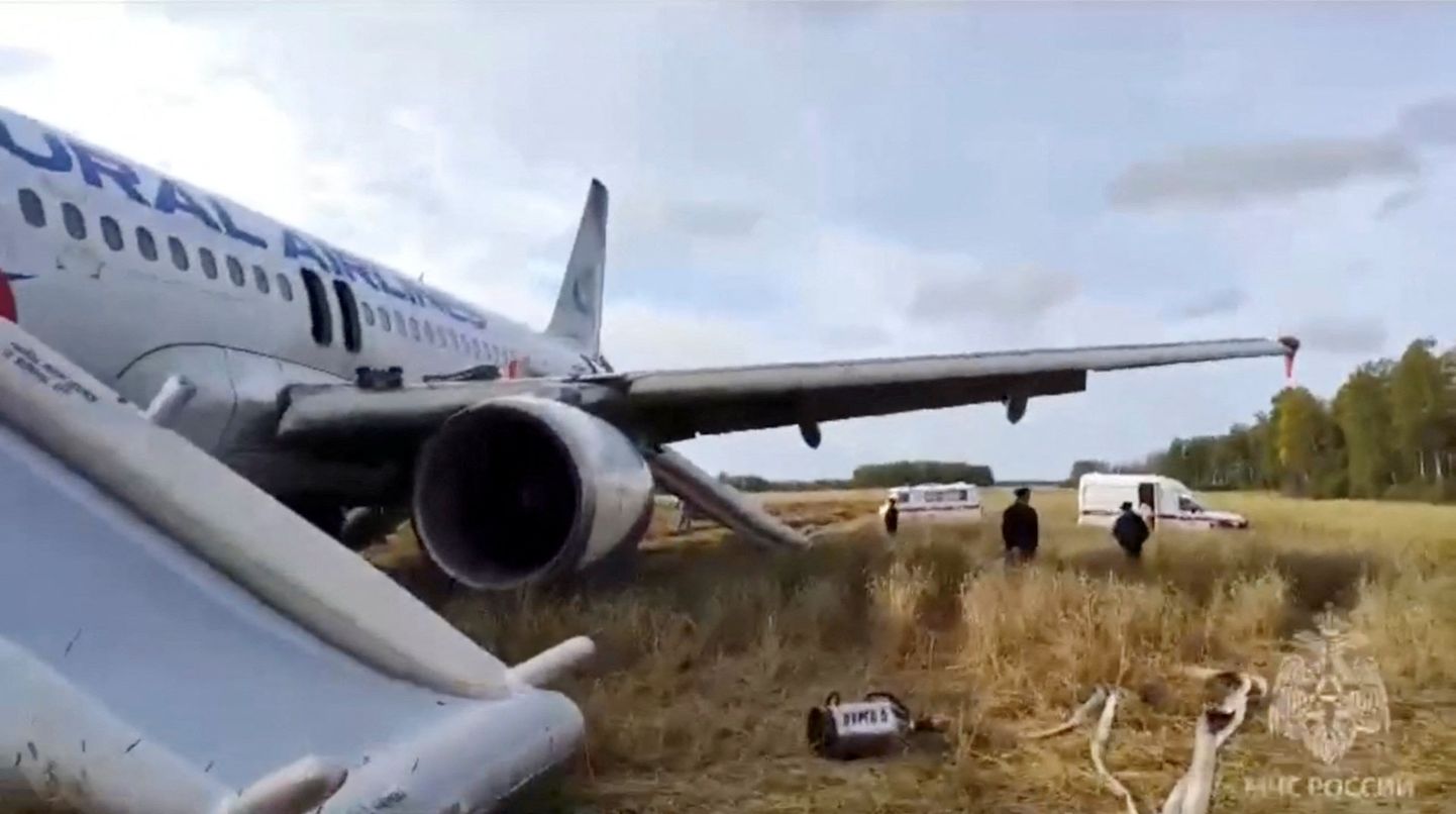 Российский самолет со 161 пассажиром совершил аварийную посадку в поле.