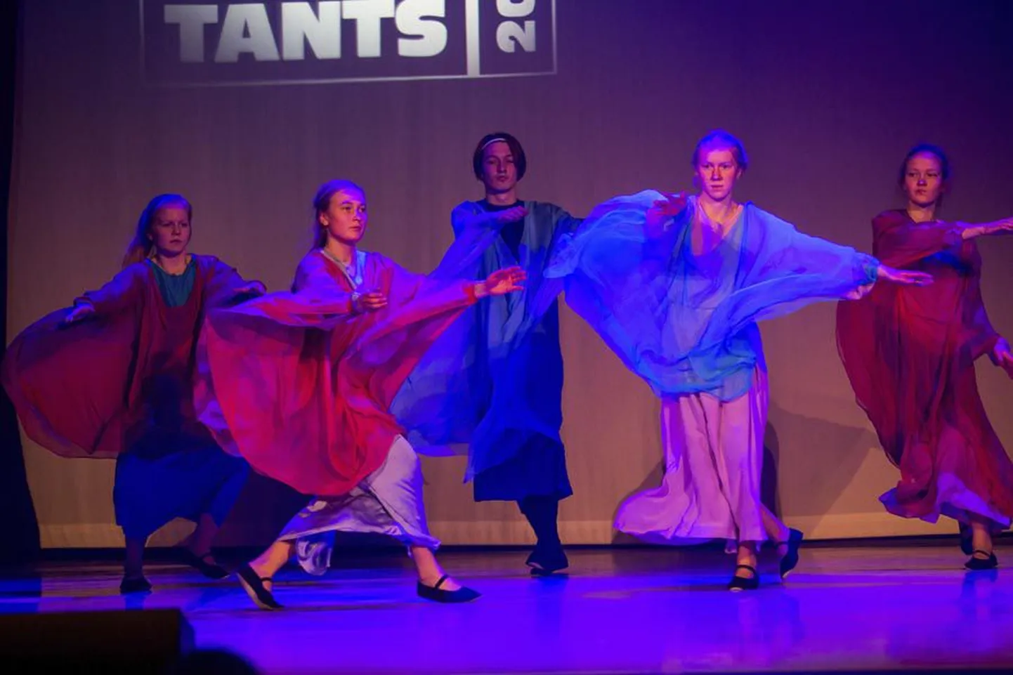 Eurütmiarühm liigub muusikas. Hetk on tabatud «Koolitantsu» festivalil.