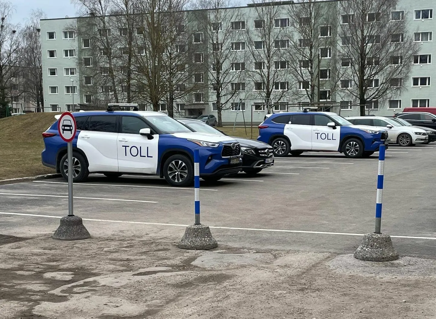 Menetlustoimingute tegemiseks saabus ühe Viljandi paneelmaja ette vähemalt kaks maksu- ja tolliameti autot.