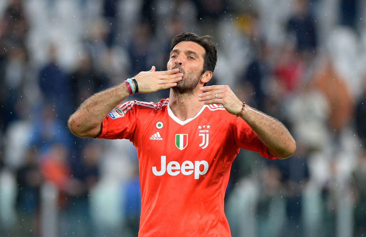 Seitse hooaega järjest Torino Juventusega Itaalia meistriks tulnud väravavaht Gianluigi Buffon mängib klubi särgis viimast korda laupäeval Verona Hellase vastu.