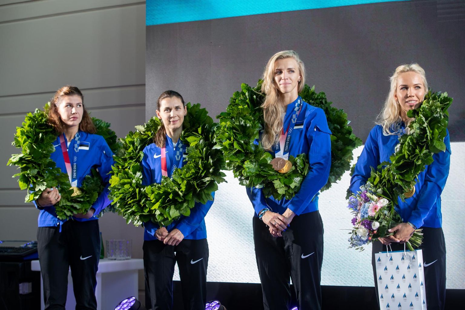 Olümpiavõitjatest Eesti epeenaiskonna vastuvõtt Tallinna lennujaamas. Vasakult Julia Beljajeva, Irina Embrich, Katrina Lehis ja Erika Kirpu.