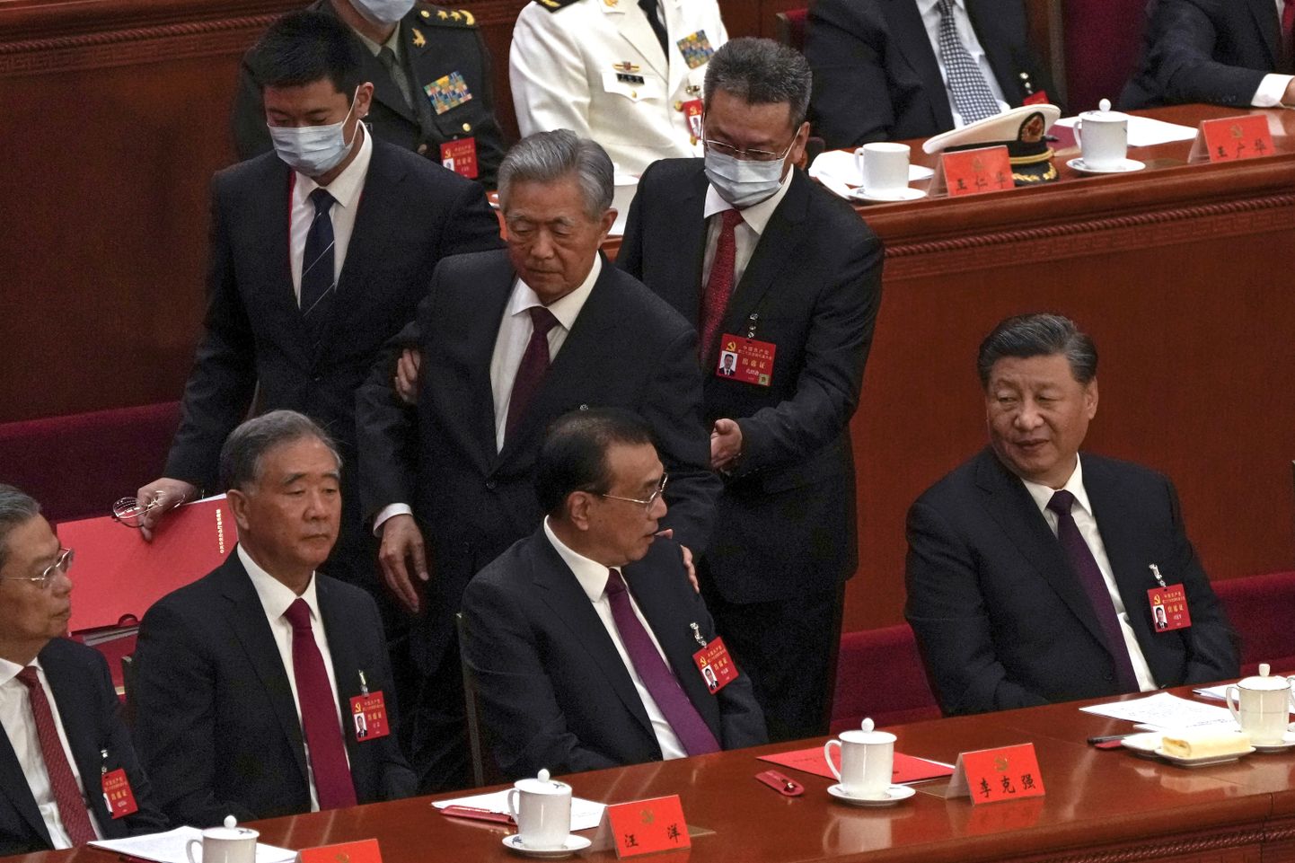 Hiina ekspresident Hu Jintao viidi teadmata asjaoludel kommunistliku partei kongressilt minema. Xi silme alt lahkudes puudutas Hu ka peaminister Li Keqiangi, kes Xi otsusel arvati kongressil parteiladvikust välja.