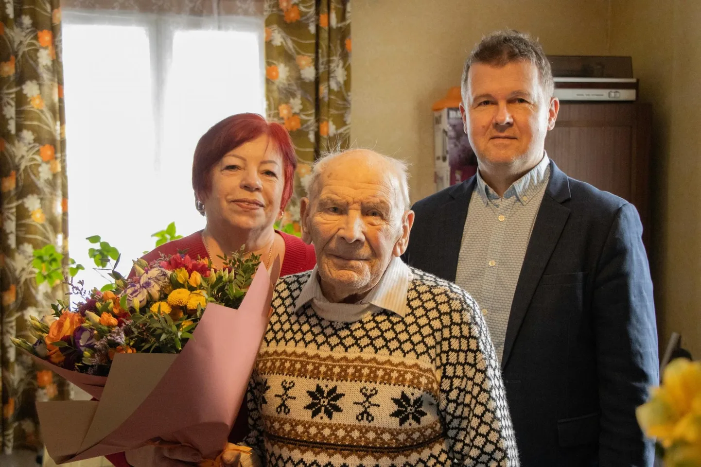 Võru vallavanem Kalmer Puusepp ja sotsiaaltöötaja Aino Kaurson koos Jaan Kuudaga