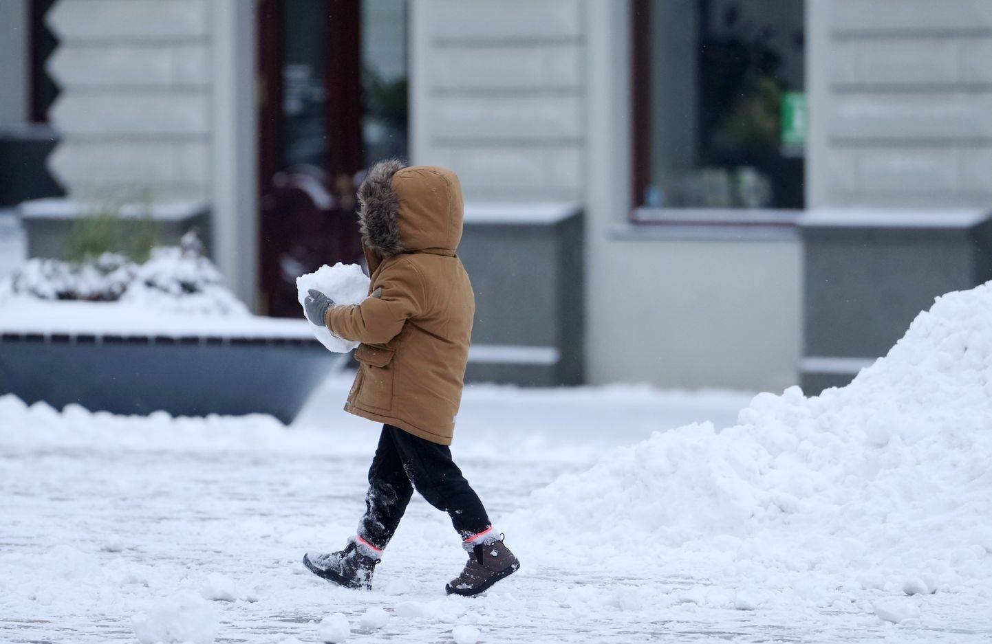 Ребенок со снегом на Ратушной площади