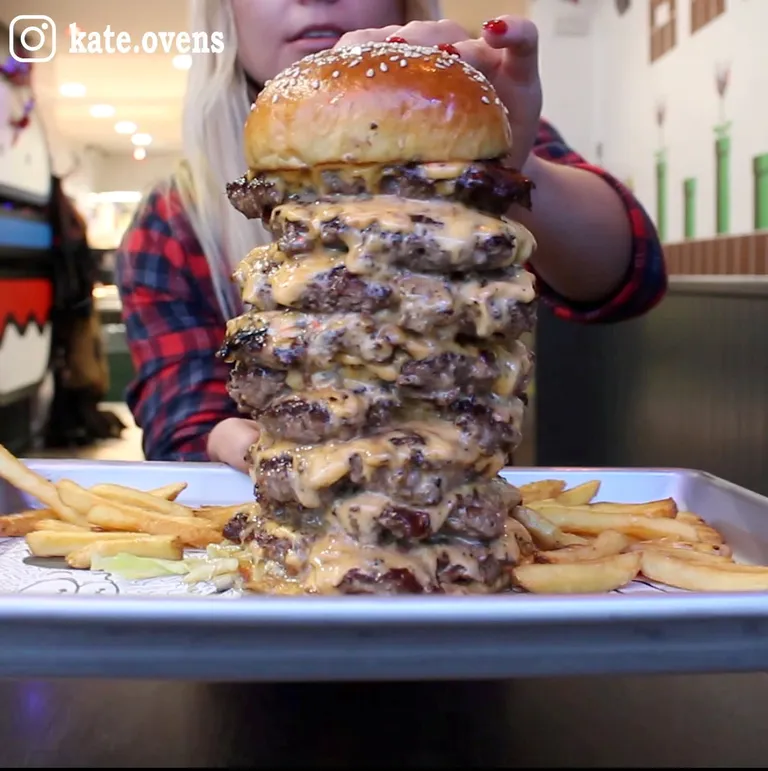 Kahe jala pikkune massiivne burger koosnes üheksast veiselihapihvist, mille vahel oli sama arv juustuviile.