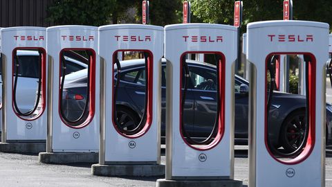 Tesla rajab Eestisse elektriautode laadimispunktid