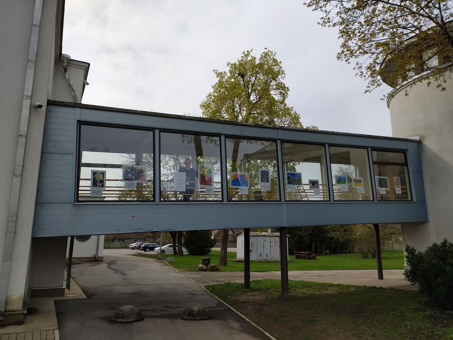 Näitust näeb Rakvere põhikooli galerii akendelt.