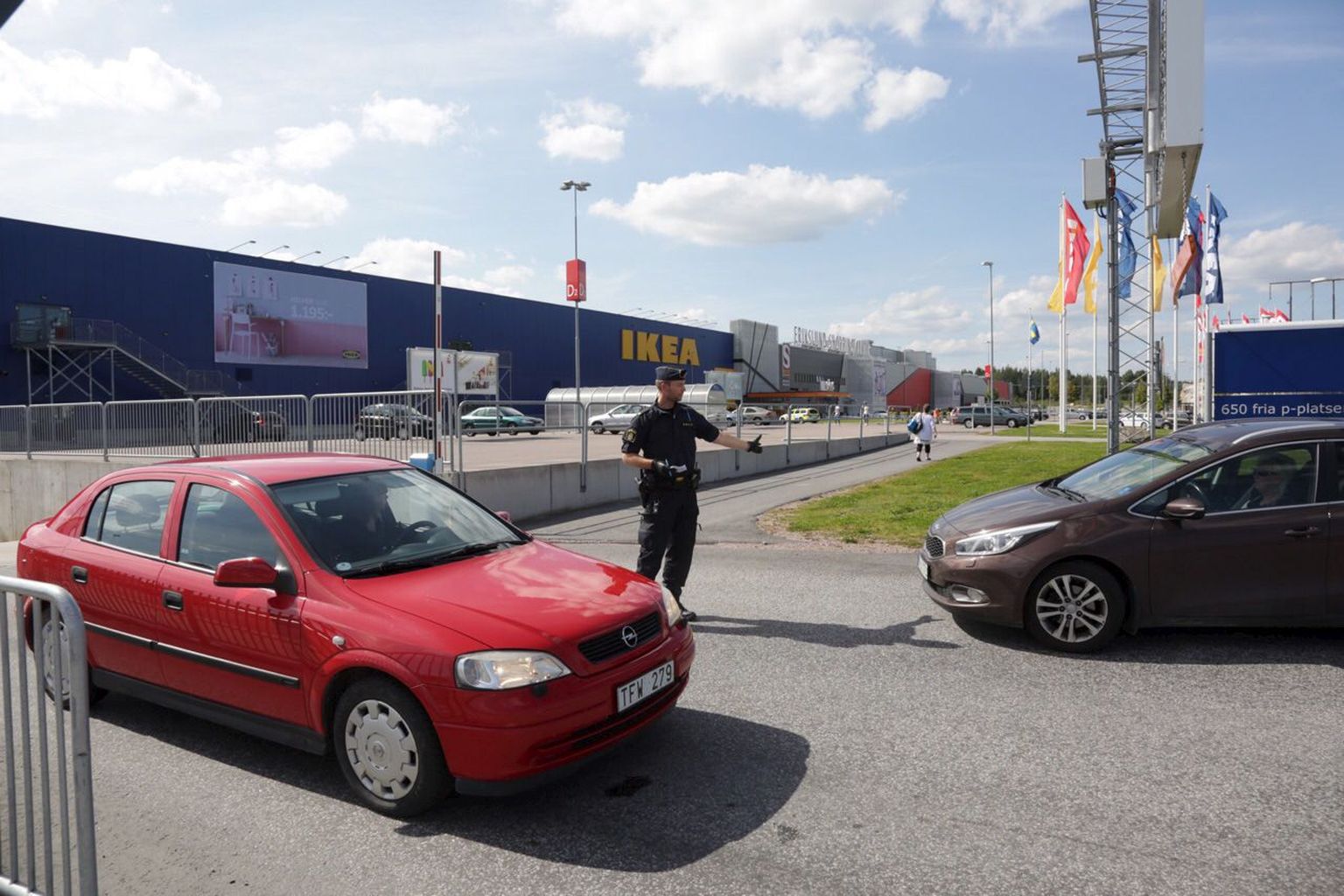 Eile lõuna ajal pussitati Rootsis pealinnast Stockholmist umbes tunniajase teekonna kaugusel läänes asuvas Västeråsi linnas IKEA kaubamajas kolme inimest.
