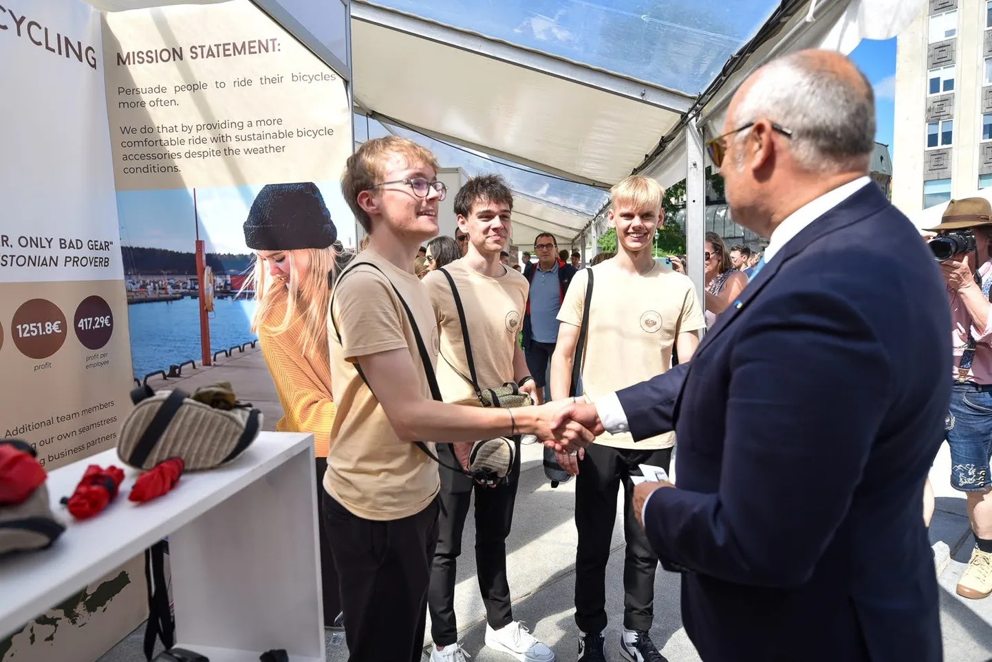 Eelmise aasta võitja DryCycle'i tiim kohtumisel president Alar Karisega