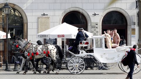 Почти голые британские туристы прокатились в карете по центру Кракова
