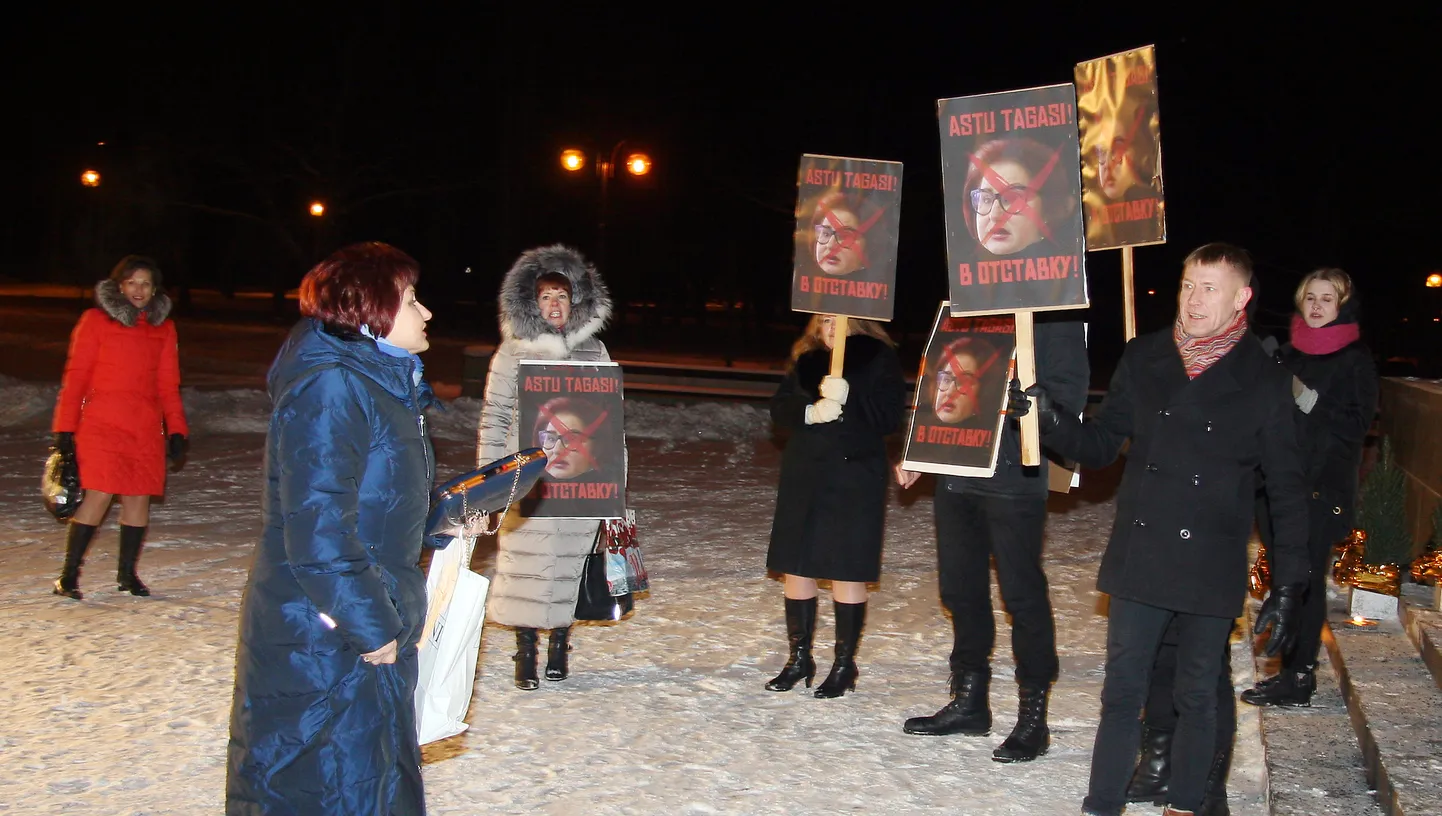 Kolmapäeval volikogus umbusaldamisest pääsenud Kohtla-Järve linnapead Ljudmila Jantšenkol olid õhtul toimunud aastalõpuvastuvõtul "tervitamas" meeleavaldajad plakatitega "Astu tagasi!". PEETER LILLEVÄLI