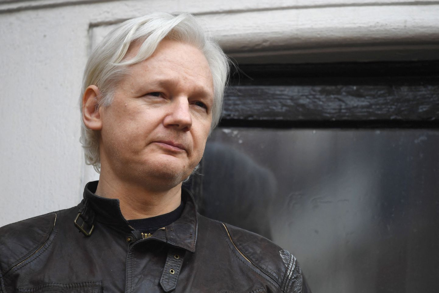 Julian Assange Ecuadori saatkonnas Londonis 19. mai 2017.
