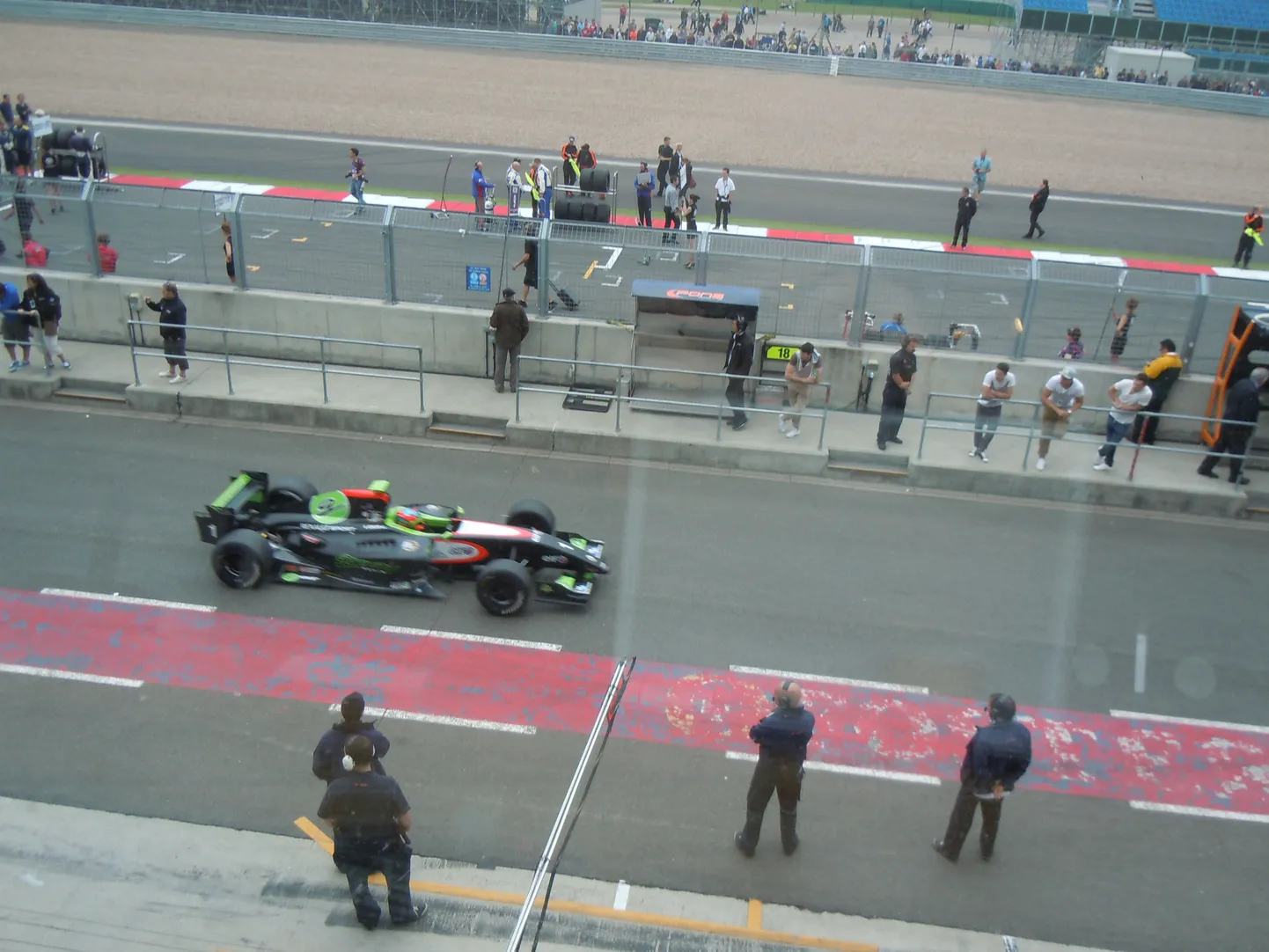 Kevin Korjus Silverstone'i ringraja boksiteel