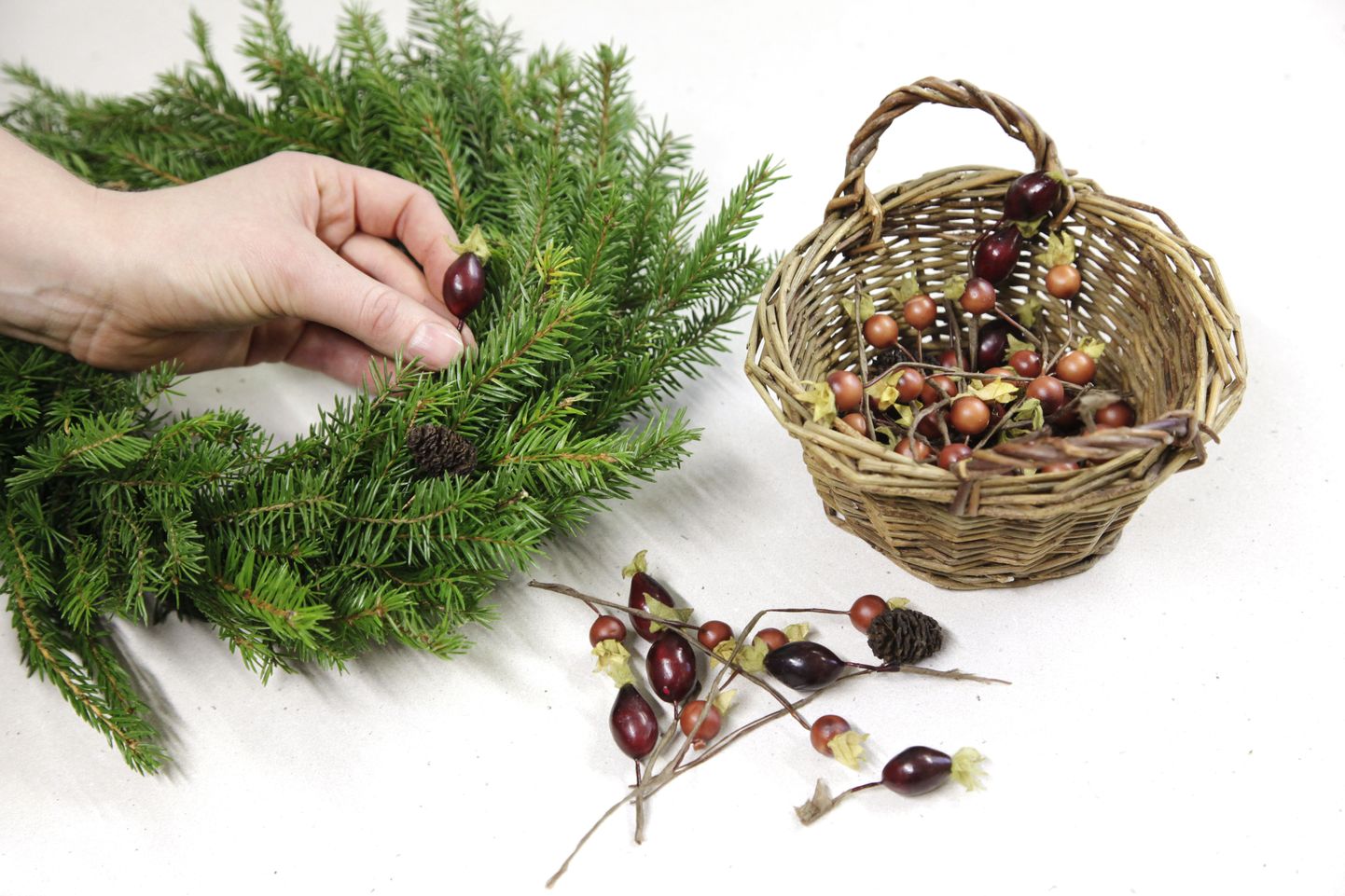 Jõulupärja võib kokku seada nii okstest kui viljadest.