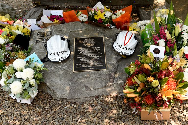 Hukkunud vabatahtlike tuletõrjujate Andrew O'Dwyeri ja Geoffrey Keatoni mälestusmärk Sydneys Horsley Parkis. Mälestuskivil on nende kaitsekiivrid