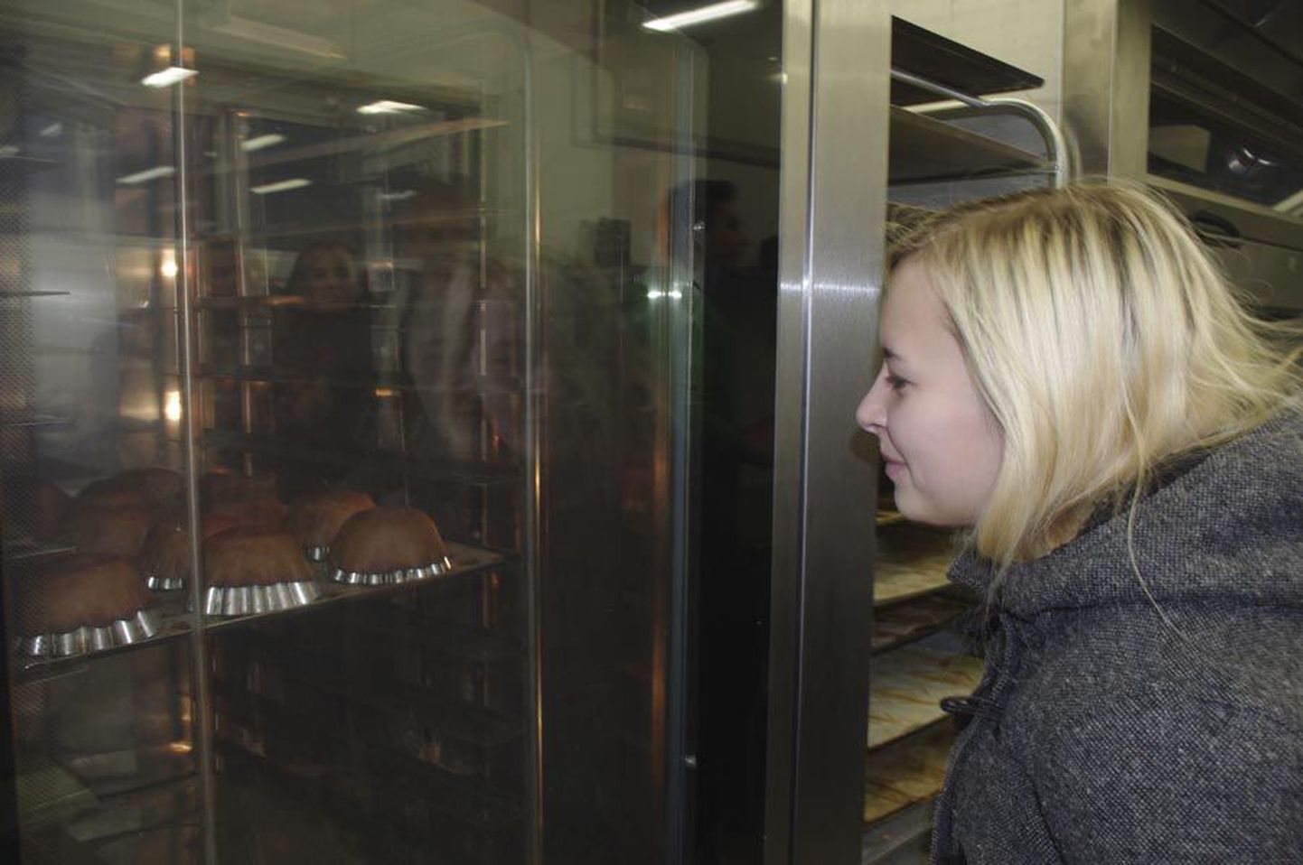 Halliste põhikooli üheksanda klassi neiu Riin Joosing uudistas küpsetiste valmimist Olustvere pagariahjus.