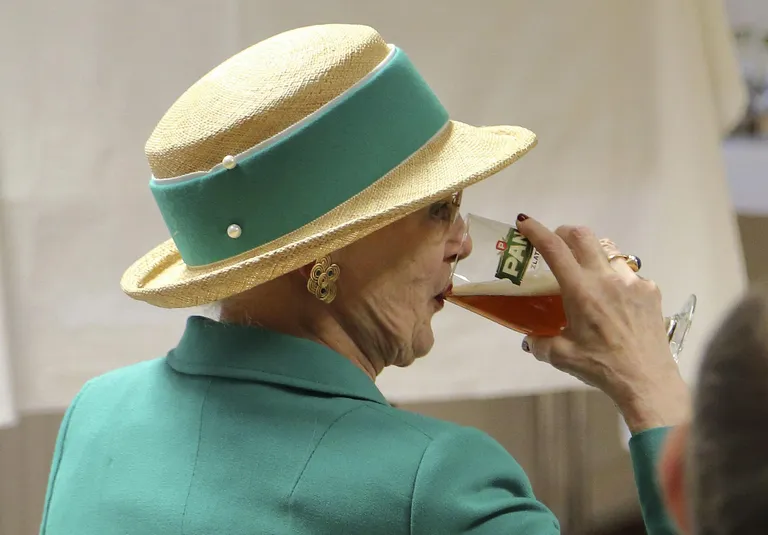 Kuninganna Margrethe klaasi spetsiaalselt talle pühendatud Carlsbergi õllega firma tehases Koprivnicas Põhja-Horvaatias. Monarh pole kunagi saladust teinud, et armastab elu nautida. Kuigi viimastel aastatel pole ta enam avalikkuses sigaretiga ringi liikunud, suitsetab kuninganna väidetavalt endiselt.